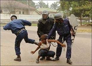 Photo, droits tiers. Policiers congolais réprimant des manifestants non violents dans les rues kinoises protestant contre les révisions constitutionnelles. Un choc énorme. - Chantal Faida