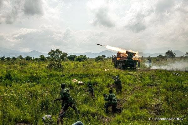 Début décembre 2013, les Forces armées de la RDC (FARDC, ndlr) conjointement avec la FIB (Brigade d’intervention de la Mission onusienne au Congo, MONUSCO, ndlr) ont lancé des offensives contre les rebelles rwandais FDLR dans le territoire de Masisi plus précisément à Kalembe en province du Nord-Kivu. La traque amorcée des FDLR au Congo, es ce une panacée ? Nous sommes en 1994. Une guerre ineffable se déclare au Rwanda ; voisin directe du Congo. Des milliers d’âme périssent à cause de l’inhumanité des pseudos leaders de ce pays. Un afflux massif des citoyens rwandais s’observe au Congo, dans sa partie Est, précisément dans les provinces du Nord et sud Kivu. Parmi eux, certains traversent armes en bandoulières et emplis de boulimie du pouvoir et s’installent dans des camps d’abord avant de se réfugier loin dans des forêts du Kivu; ceux qu’on nommera plus tard, les forces démocratiques pour la libération du Rwanda (FDLR). Les aigris, mécontents du régime du Front Patriotique Rwandais (FPR ndlr) de Paul Kagamé, l’actuel président rwandais. On a eu de cesse de décrier la légèreté dont a fait montre le régime congolais (Zaïrois à l’époque du président Mobutu) quant au désarmement des réfugiés qu’ils ont accueillis sur leur sol, sous la demande expresse de la communauté internationale. Ils se sont donc installés loin des centres urbains dans ces deux provinces et ont y ont régné en maîtres absolus sous le regard impuissant de Kinshasa qui n’a pas su imposé son autorité. Depuis lors, ces rebelles rwandais se livrent à cœur joie au pillage de nos ressources naturelles, aux massacres des civils dans leurs champs, à l’imposition des taxes illégales, bref à un chaos sans précédent déclaré dans un État démocratique. Sur ce sujet le journal congolais, « Le Phare » écrit: les rebelles FDLR étaient devenus les maîtres des mines d’or, de diamant, de cassitérite, de coltan et autres minerais de sang qu’ils ramassaient à la pelle et vendaient en contrebande pour leurs approvisionnements réguliers en armes, munitions et effets militaires. Pour trouver l’erreur c’est simple. Permettre l’entrée des réfugiés sur son sol, armes à la main. Laisser perpétrer par « ces soi-disant réfugiés » des crimes sordides et exactions ignobles (viols massifs des femmes, tueries, mutilations, incendies de villages) sur les civils des années durant alors qu’on a une armée sensée défendre l’intégrité du territoire contre toute velléité belliciste. La bourde, le recours par le régime congolais à ces forces négatives pour chasser les invasions récurrentes du Rwanda et de l’Ouganda par groupes armés interposés (RCD, CNDP, M23, ndlr). Alors qu’en 2009, on initie et on approuve des opérations conjointes (RDC-Rwanda, opération Umoja wetu I, II: Notre unité Ndlr) de traque de ces éléments, le lendemain, on lésinait à les extrader au Rwanda pour ‘semble-t-il’, « exiger un rapatriement dans la dignité et la sécurité dans leur pays d’origine ». Un méli mélo, un micmac ou un désordre organisé dans la gestion de cette question. Les observateurs avertis sont catégoriques et unanimes sur la solution à envisager. «Les FDLR sont des citoyens rwandais à part entière. Si la communauté internationale le veut bien, elle peut exiger du régime actuel rwandais, un dialogue inter-rwandais sur des questions de gouvernance et de retour de leurs frères de sang. La RDC ferait mieux de se pencher sur cette piste que de se livrer au massacre des citoyens qui sont reniés par leurs frères pour de raisons de passé noir que pourtant la justice devait résoudre et pour préserver ses citoyens de dommages collatéraux qu’engendrerait (si ce n’est déjà le cas), leur traque dans les rangs de ses militaires et même des civils congolais. » Tuer pour résoudre un problème politique externe n’a jamais donné des résultats idoines. Cynisme avéré. Le cas de la rébellion du M23 maitrisée par les FARDC et la FIB (brigade d’intervention de la mission onusienne) le 05 novembre dernier n’est pas le même que celui des FDLR. Le premier constitue une rébellion criminelle téléguidée par le Rwanda et l’Ouganda pour déstabiliser le grand Congo enfin de se livrer à cœur joie au pillage des ressources naturelles et au squat de certains espaces congolais. Ils ont été neutralisés et devront répondre devant la justice pour les actes odieux qu’ils ont commis au Nord-Kivu. Tandis que le second, est empli des aigris rwandais ( entre 1.500 et 2.000 sans compter leurs dépendants dont des enfants avec des congolaises, un hic ) qui ont trouvé refuge au Congo (loin des grandes villes) pendant près de deux décennies. Ils ont malheureusement commis d’atrocités sur les populations congolaises pourtant innocentes et traumatisées par des guerres récurrentes. Le peuple congolais n’a rien a payé de la gestion cynique de la république rwandaise. La communauté internationale devrait exiger une solution rwando-rwandaise à la question FDLR. Cette traque qui se déroule sur le sol congolais alors que ce dernier n’a rien à avoir dans cette question, devrait interpeller plus d’un des compatriotes congolais.