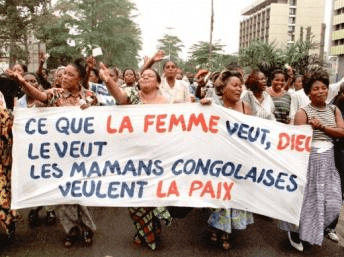 Femmes noires en marche sur la rue - Chantal Faida