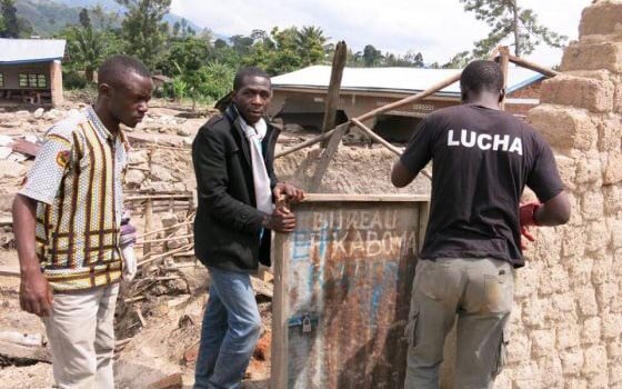 Luc et ses compagnons lors de l’action de solidarité à la suite des pluies mortelles à Kalehe en 2014 - Chantal Faida