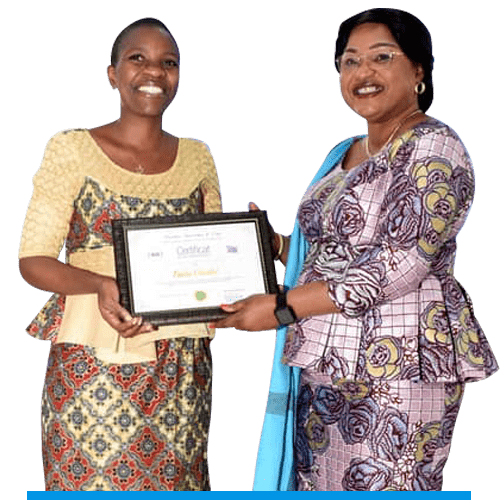 Chantal Faida reçoit le certificat de reconnaissance décerné par le  Bureau d’Expertise Genre et Gouvernance Locale, BEGL en RDC