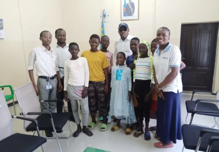 Une lueur d’espoir : le maire de Goma écoute l’appel des enfants pour le bien-être des enfants des rues